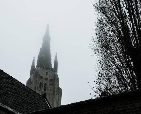 campanile dissimulé dans le brouillard