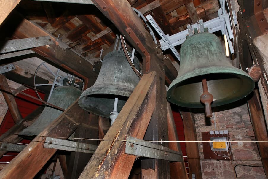 3 cloches sous un toit, le système à bascule à été modernisé.